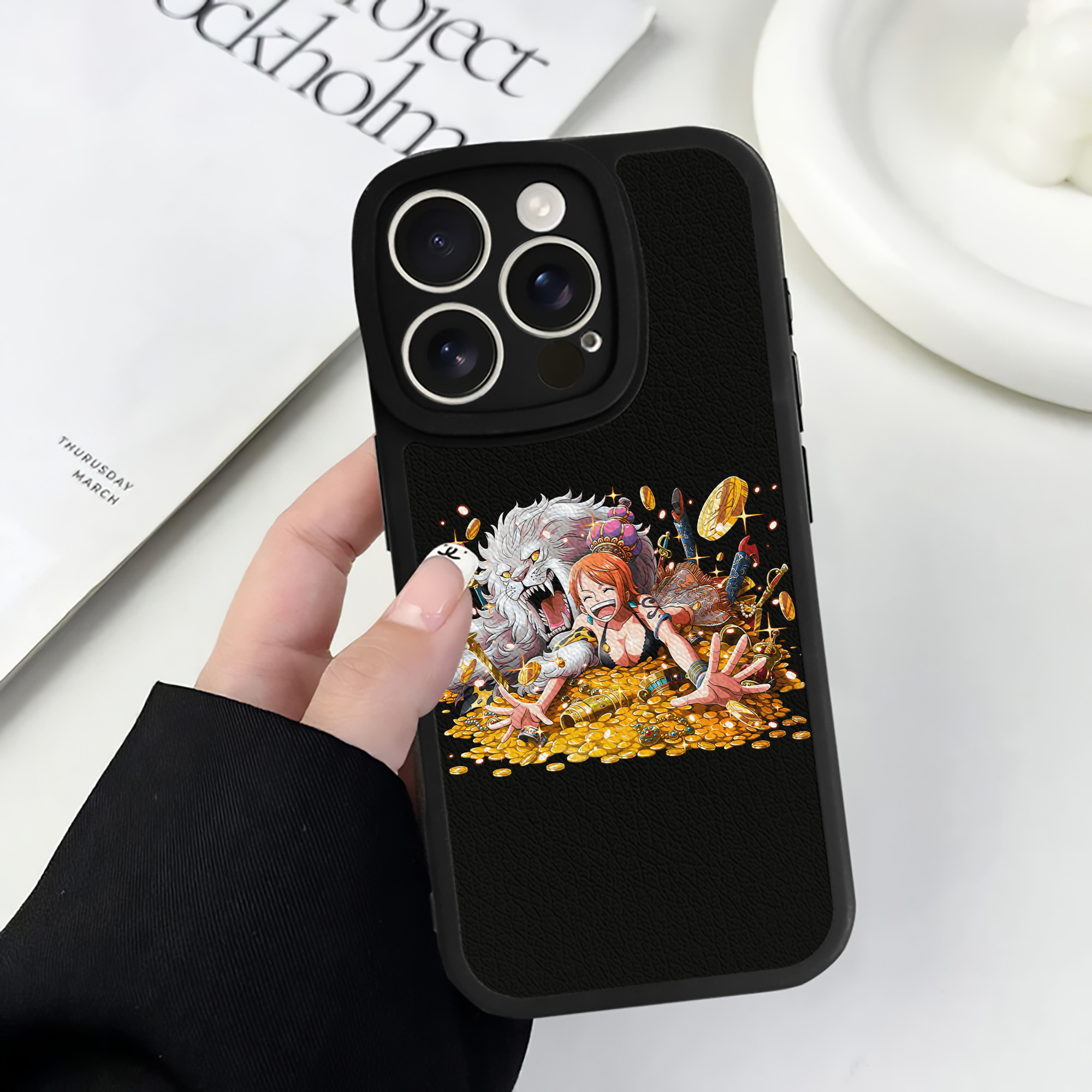 （画像用） ワンピース ナミ ONE PIECE Nami 【iPhone 16シリーズ対応】シリコンスマホケース（レザー調） 材質：シリコン